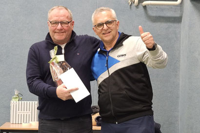 Achim wird von Mirsad geehrt