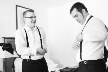 Bräutigam und Trauzeugen machen sich fertig zur Hochzeit. Fotograf David Dietz.