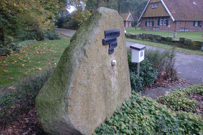 Der Wallfahrtsweg beginnt mit dem “Stein des Anstoßes“ am Heimathaus Lohne (Foto: Benedikt Düttmann)