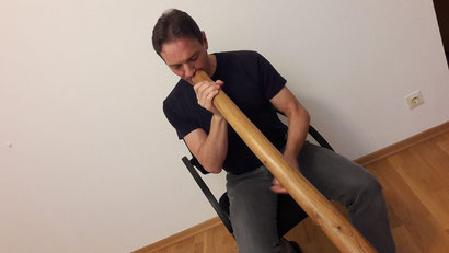 Wolfgang Runge spielt eines seiner Didgeridoos - diese Töne sind immer ein Erlebnis!