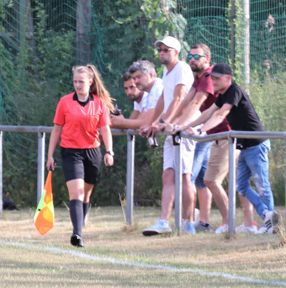 Lena Pillkowsky (hier mal als Schiedsrichterassistentin) im Einsatz. Foto: Lanzke 