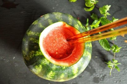 Wassermelonen-Smoothie in der Melone zubereiten