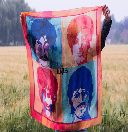 Frau mit The Beatles Tuch auf Feld