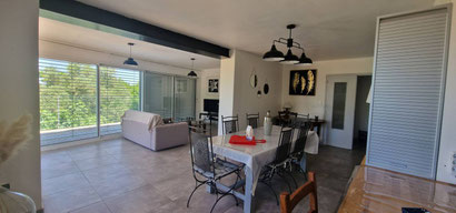 Salle à manger et salon de la villa des Pins 