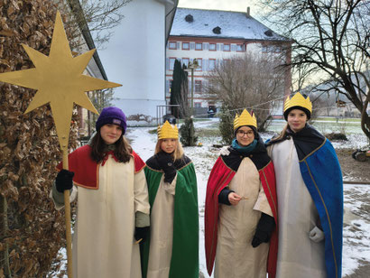 Sternsinger vor der Kommunität - © Jörg Hinderer
