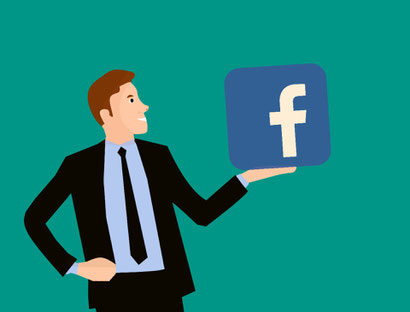 Man der das Facebook Symbol mit der linken Hand in die Luft hält