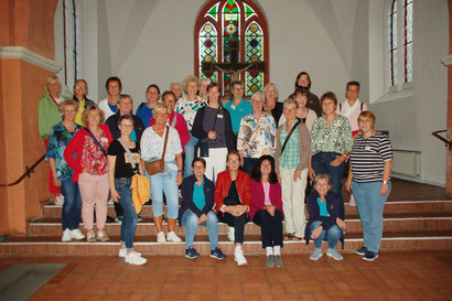 Gruppenfoto im Chorraum der Vilser St. Cyriakus Kirche