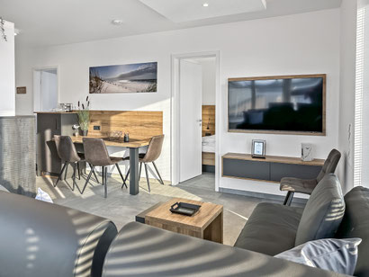 Der Wohn- und Essbereich der Ferienwohnung Meeresleuchten Cuxhaven-Duhnen im Haus Nordstrand