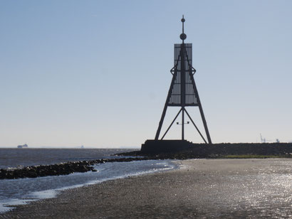 Die Kugelbake - Cuxhavens Wahrzeichen mit Schiffen im Hintergrund