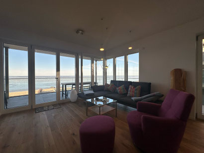 Duhner Spitze Ferienwohnung Nr. 19. Der Wohnbereich mit Panorama-Meerblick