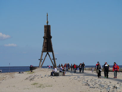 Viele Urlauber besuchen die Kugelbake in Cuxhaven