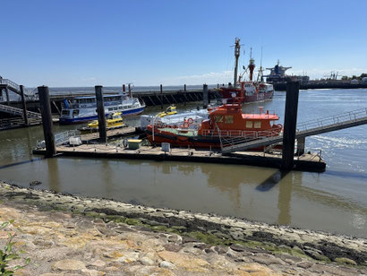 Anleger der Lotsen an der Alten Liebe, im Hintergrund befindet sich das Feuerschiff Elbe 1