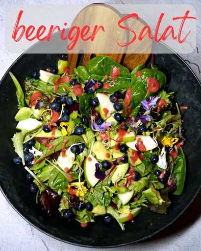 Salat mit Himbeerdressing, Blaubeeren, Apfel, Avocado, Sprossen und Blüten
