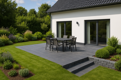 Große Terrasse aus gelb-beigen Sandstein-Natursteinplatten an einem Landhaus mit Garten in Babenhausen. Hochwertige Naturstein-Terrasse für Garten- und Landschaftsbau, pflegeleicht und ideal für private Hausgärten.