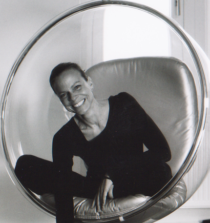 Regine Maier im Bubble-Chair