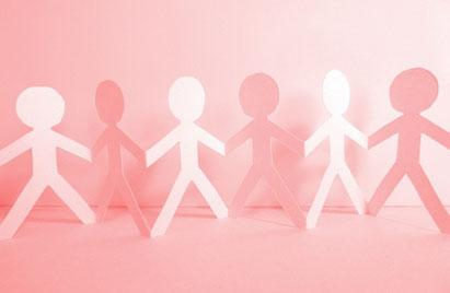 Papierfiguren die Händchen halten