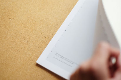 広島のイラストレーター、絵本作家の手製本で絵本を作る写真。貫通しているか確認。