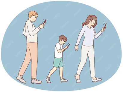 Eltern und Kind mit einem Handy, Thema Medienkonsum und Vorbildfunktion