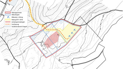 Luftaufnahme des Challnechwaldes in Richtung Grosses Moos (von Südost nach Nordwest).  Rot gestrichelt der ungefähre Abbauperimeter, orange die Erschliessung, pink der Installationsbereich A im Chäppeli.   