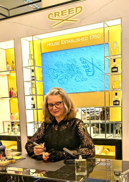 Kalligraphin und Graveurin Sigrid Bringel bei der Arbeit am Creed Counter, Breuninger Stuttgart – Live-Gravur und Handwerkserlebnis beim Vogue Loves Breuninger Event