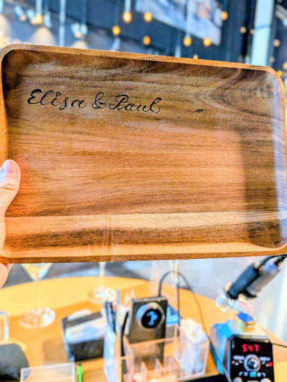 Kalligraphin und Illustratorin Sigrid Bringel auf dem Cannstatter Wasen in Stuttgart – Live-Pyrographie und Handwerkserlebnis beim Event in der VIP Lounge