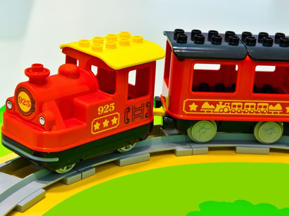 Die Besonderheit im Lego Paket 10874 Dampfeisenbahn Set ist die lustige Dampflok mit Geräuscheffekten.