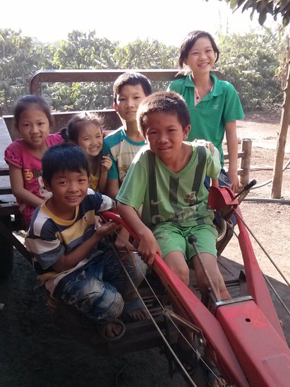 Children from the neighbors with xe cây