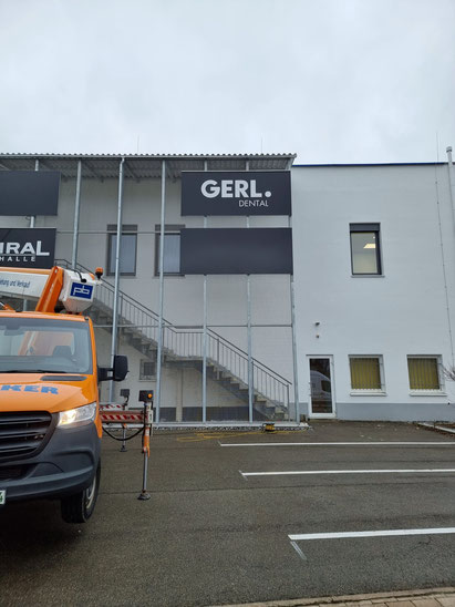 Geschäftshaus, Späth, Neuer Markt 10, Villingen-Schwenningen, Werbetafeln, Anton Gerl GmbH , Admiral