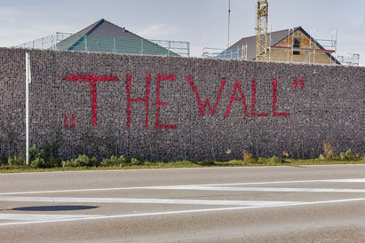THE WALL Graffiti auf einer Lärmschutzwand in Schutterwald