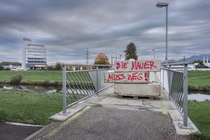 DIE MAUER MUSS WEG! Graffiti auf Blockade der Fahrrad-Kinzigbrücke in Offenburg