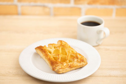 アップルパイのお皿とコーヒーの入ったマグカップ。