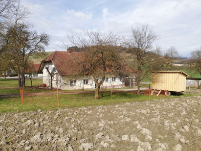 Hof Mairhans im Vordergrund der mobile Hühnerstall