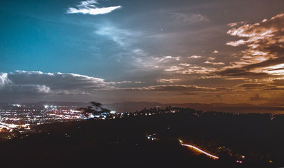 Abendwolken, die nacht, leuchtende stadt, alleinsein, einsamkeit, texte schreiben, blog, visuelle zitate, bild, foto