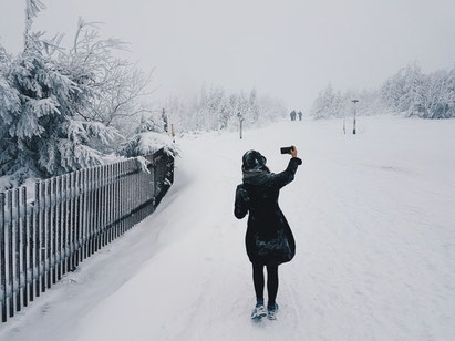 Weiße Unschuld, schnee, die welt brodelt, feuer und flamme, machtgier, kälte, arrmut, die zeit, 