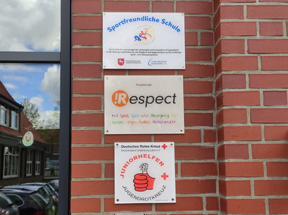 Die Grundschule Lange Straße in Ganderkesee war die erste Schule, die das Acrylglas-Schild "!Respect Projektschule" erhalten hat. (Foto: Grundschule Lange Straße)