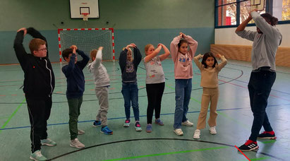 Kinder der Friedrich-Ebert-Schule Hannover üben mit !Respect-Coach Abou Cham die "Schlange" (Foto: Jessica Welzel)