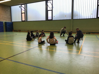 Coach Abou Cham beim !Respect-Training mit Wohltbergschüler*innen (Foto: Ute Gezer)