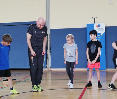 Kinder der Adolf-Grimme-Schule mit Trainer Oliver Henneke beim !Respect-Training in 2019 (Foto: Adolf-Grimme-Schule)