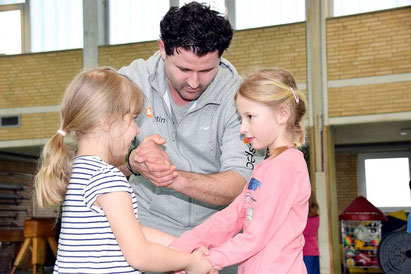 !Respect-Coach Milutin Susnica mit Kindern der Friedrich-Busse-Schule Sibbesse