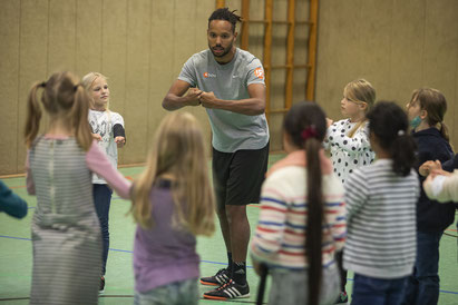 !Respect-Coach Abou Cham beim Konflikttraining mit Kindern der Elisabeth-Siegel-Schule (Foto Swaantje Hehmann)