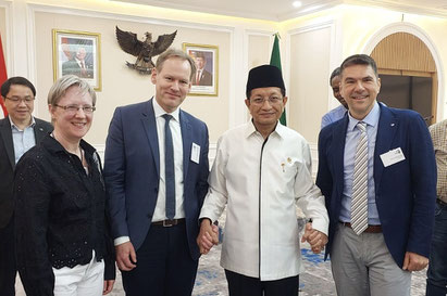 V. l.: Prof. Dr. Hanna Roose (RUB), Prof. Dr. Christian Oelschlägel (IDWM, Universität Bielefeld) und rechts Prof. Dr. Michael Vilain (EHD) mit Prof. Dr. Haji Nasaruddin Umar (Minister für religiöse Angelegenheiten der Republik Indonesien). Foto: VEM