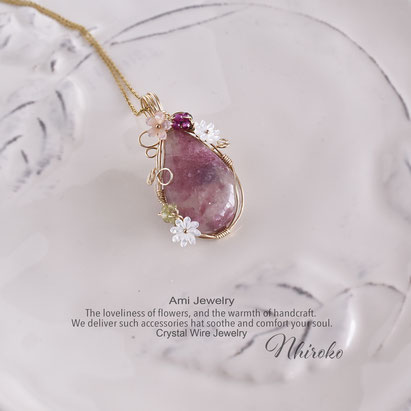 水晶の中にピンクトルマリンが入っている天然石にかわいらしくお花を飾られました。