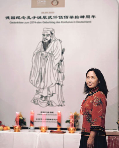 德国文德书院王莉院长策划和组织举办德国首次纪念孔子诞辰活动 Wang, Li, Direktorin der CDKB AKADEMIE, konzipierte und leitete die erste Konfuzius-Geburtstagsfeier in Deutschland.