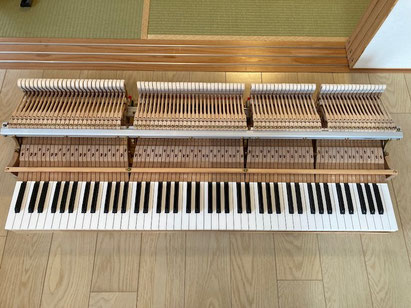 分解されたグランドピアノの鍵盤