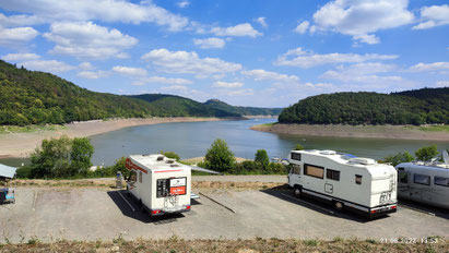 Edersee Alm mit leeren Stausee in Hessen