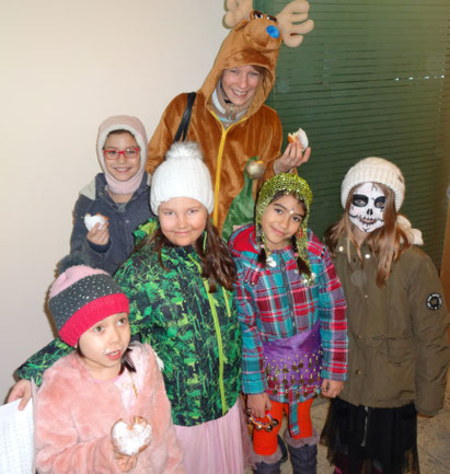 Kreative Verkleidungen gab es beim Faschingsumzug durch Niederrußbach zu bestaunen. Alle Klassen waren eifrig dabei.