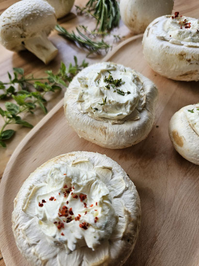 Gegrillte gefüllte Portobello Pilze mit cremiger Frischkäsefüllung
