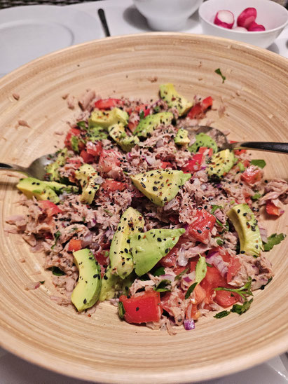 Thunfischsalat mit Avocados verzehrbereit in der Salatschüssel