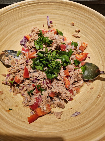 Thunfischsalat, Paprika und gehackte Petersilie für Thunnfischsalat in einer Salatschüssel