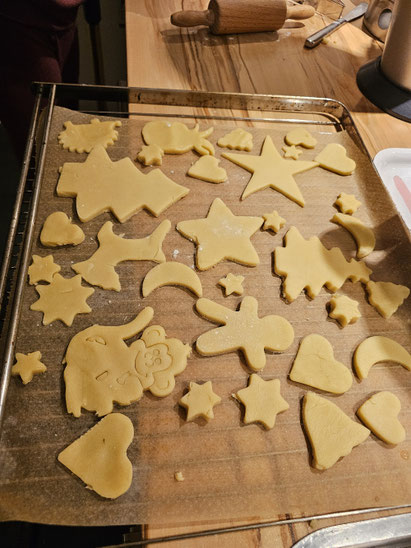 Buttergebäck Weihnachtsplätzchen auf dem Blech